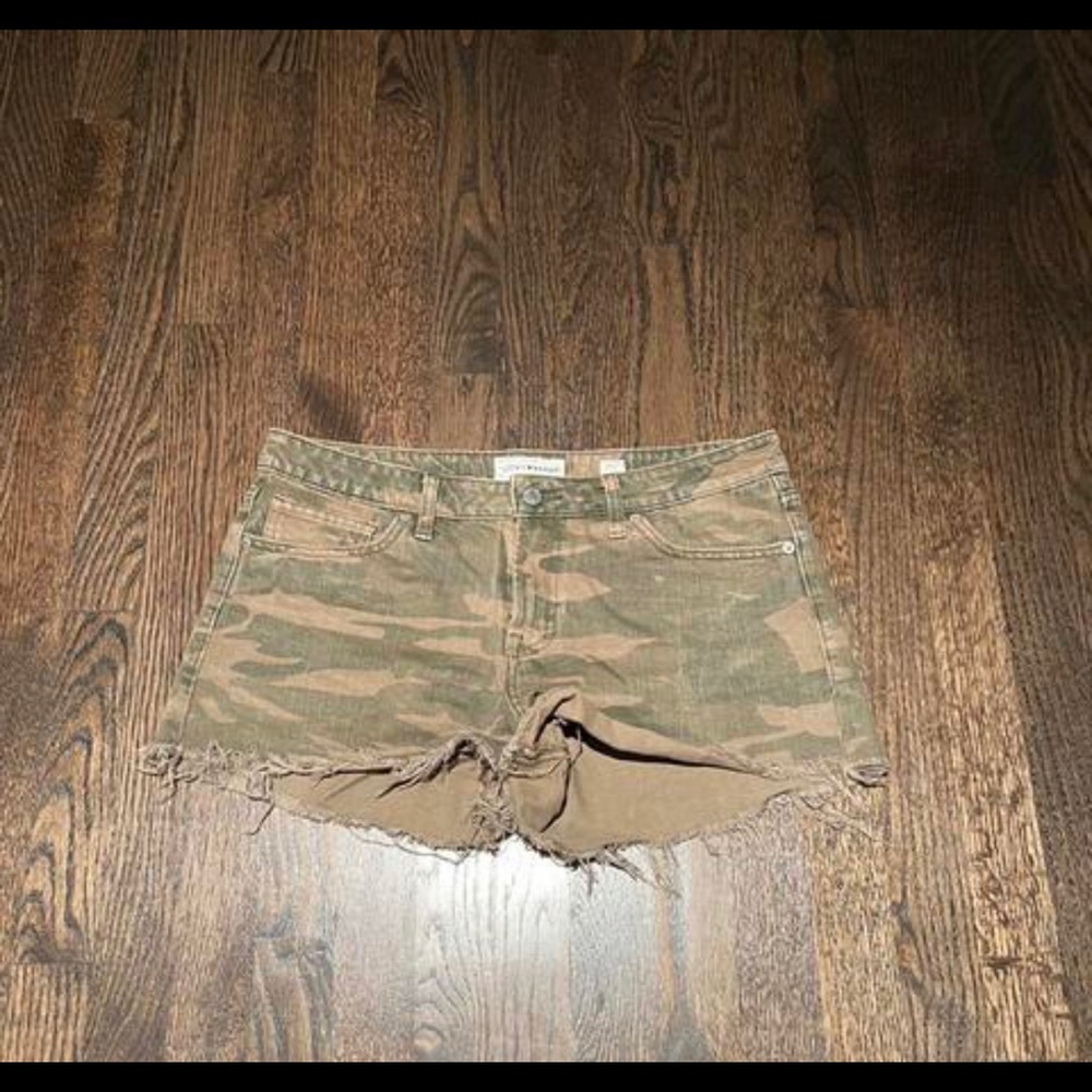 super cute LUCKY cut of denim shorts! great condition no signs of wear:)